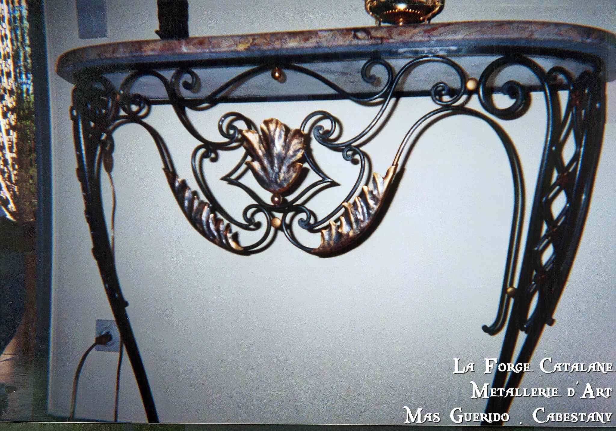 tablette marbre sur pied ouvrage volutes forge catalane.jpg